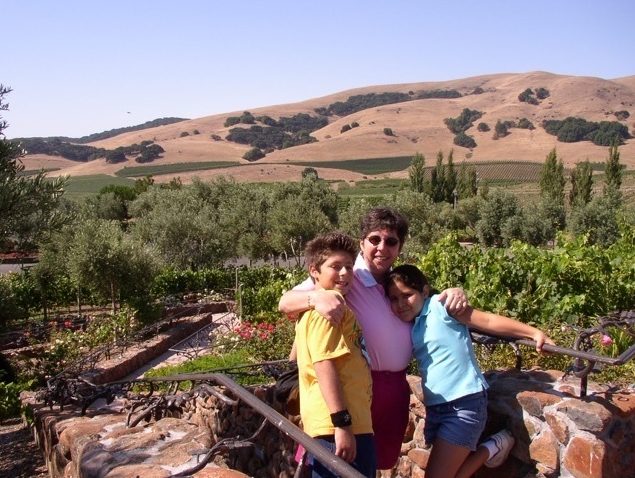 Paciente con c&aacute;ncer cerebral abrazando a sus dos hijos peque&ntilde;os