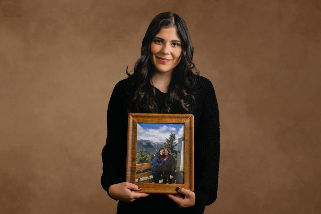 Hija sosteniendo una foto de su madre