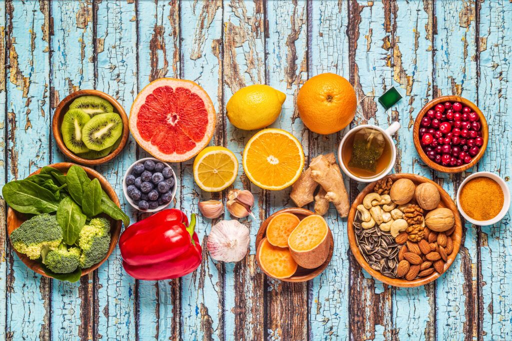 Vista superior de los alimentos que estimulan el sistema inmunológico, sobre una mesa