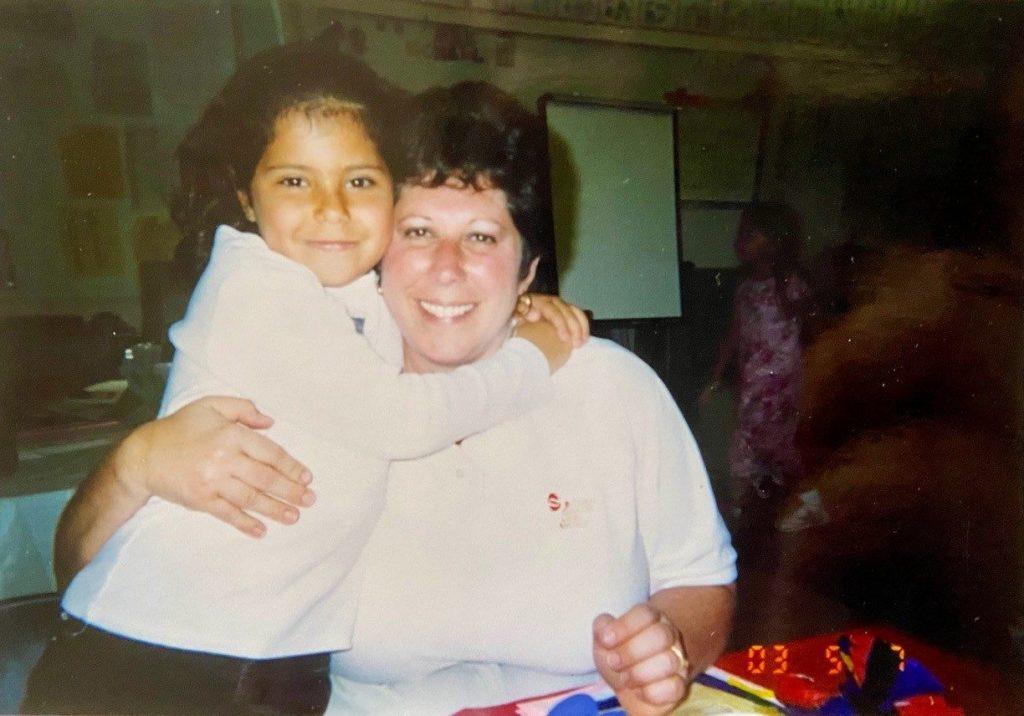 Madre e hija abrazadas