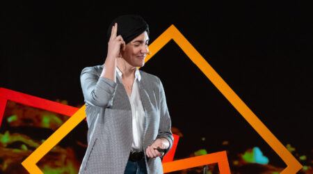 Paciente con tumor cerebral hablando en Ted Talk