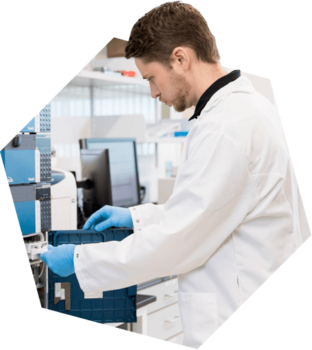 Researcher working in Tovmasyan Laboratory